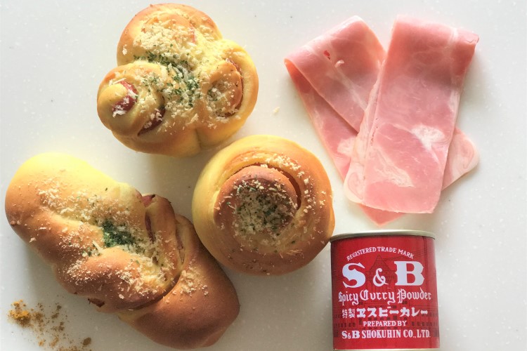 ベーコンを使用したカレー風味のパン